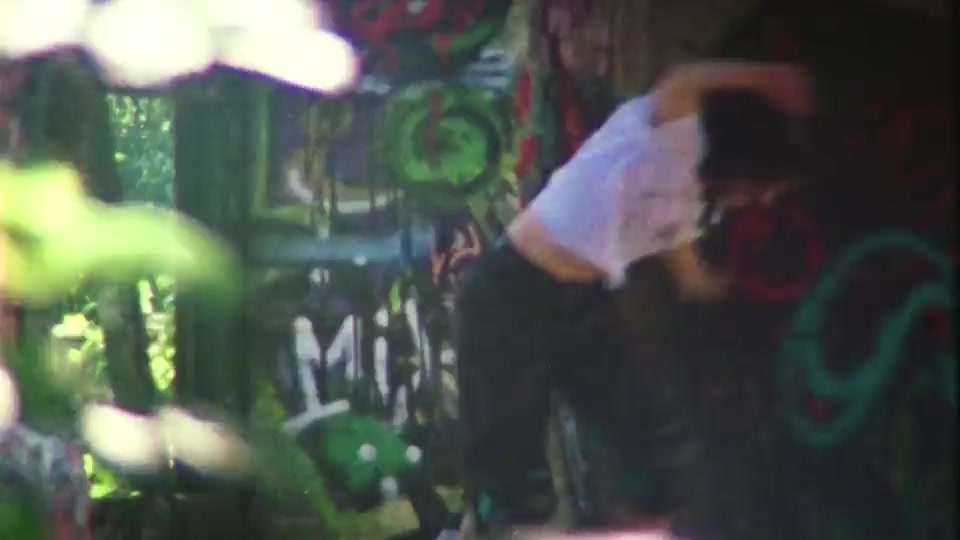 Filmstill aus Girls Don’t Cry in the Dark: Skaterin in Bewegung vor Graffiti