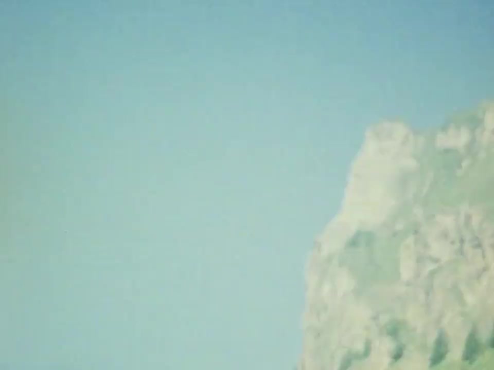 Filmstill aus Norda 001A: heller Fels vor blassblauem Himmel