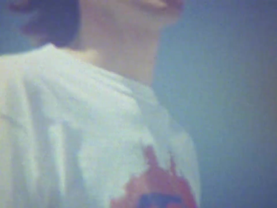 Filmstill aus Norda 001A: Läufer im weissen Shirt, verwischt in Bewegung
