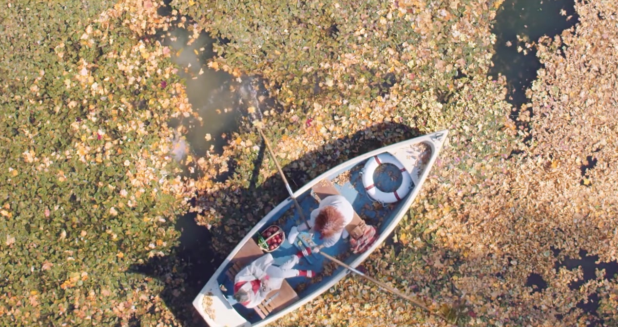 Filmstill aus UBS Autumn Screens: Ruderboot auf einem Teich voller Herbstlaub, von oben