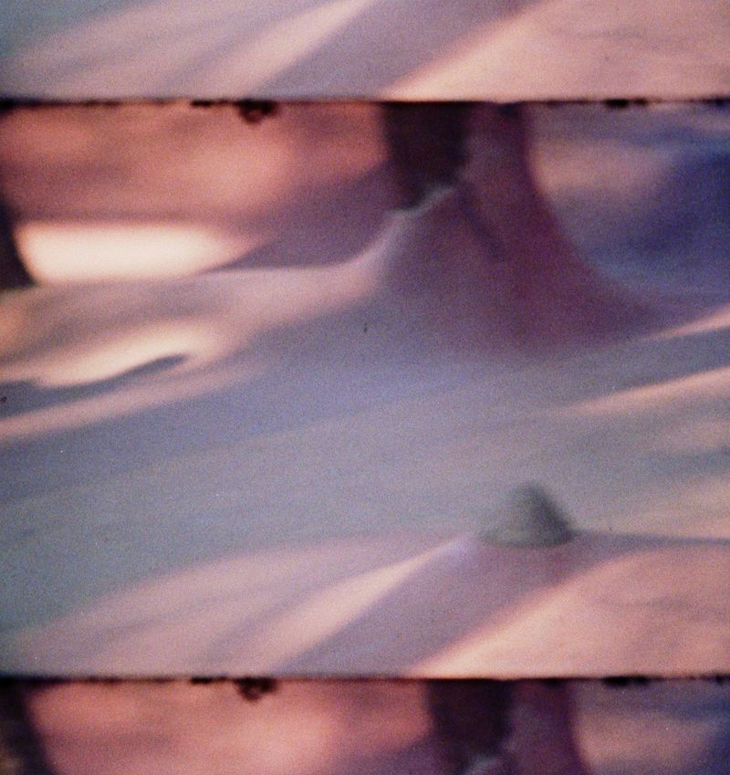 Fine Art Print: Filmstill in Rosa und Lila, verwischte Landschaft zwischen Filmkanten