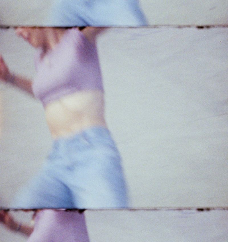 Fine Art Print: Körper in hellblauer Jeans, verwischt zwischen Filmkanten