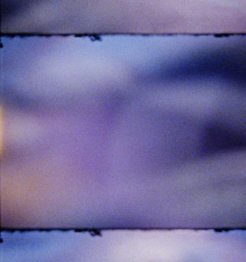 Fine Art Print: Abstraktes Lila und Blau zwischen Filmkanten
