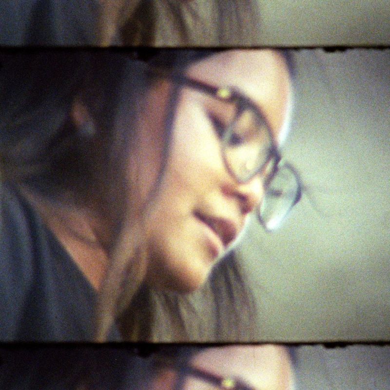 Fine Art Print: Frau mit Brille im Profil, zwischen Filmkanten