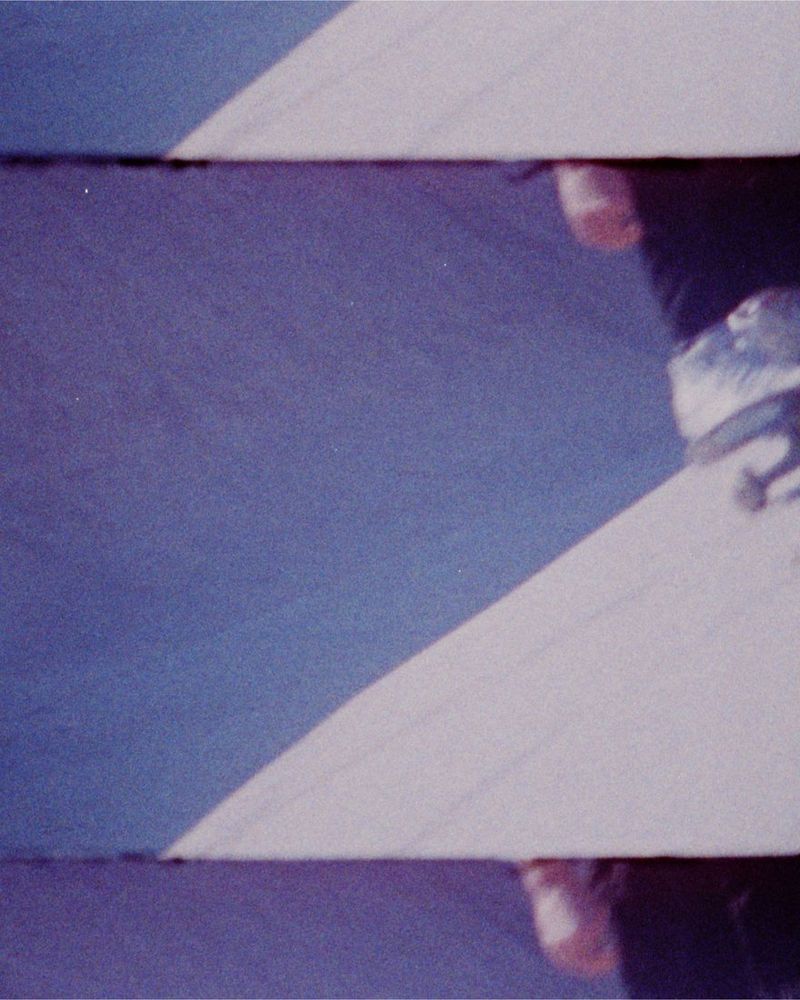 Fine Art Print: Blaue und helle Dreiecksfläche, Skateboard am Rand, Filmkanten