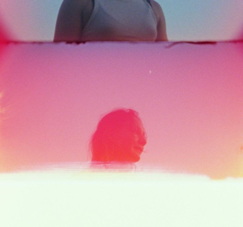 Fine Art Print: Kopf im Profil in rosa Licht, Filmkante oben