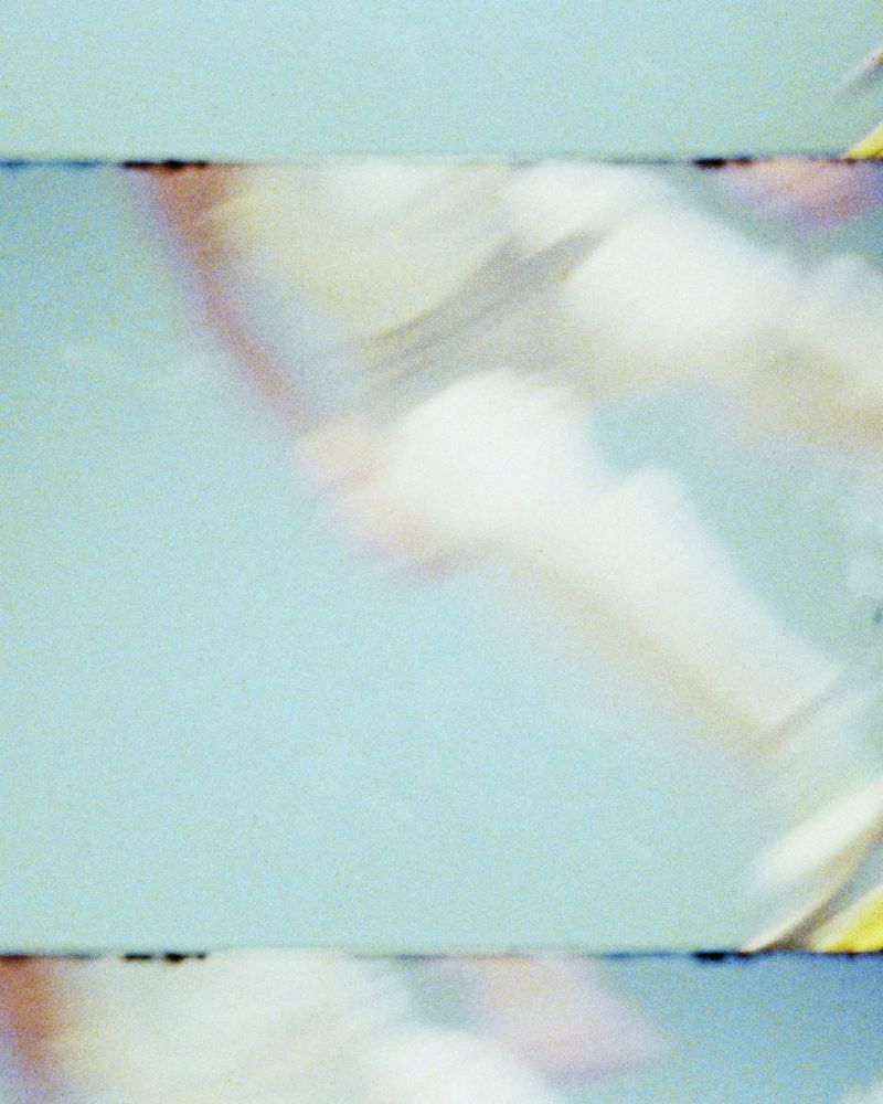 Fine Art Print: Weisse Bewegung vor Hellblau, gelbe Kante, Filmkanten