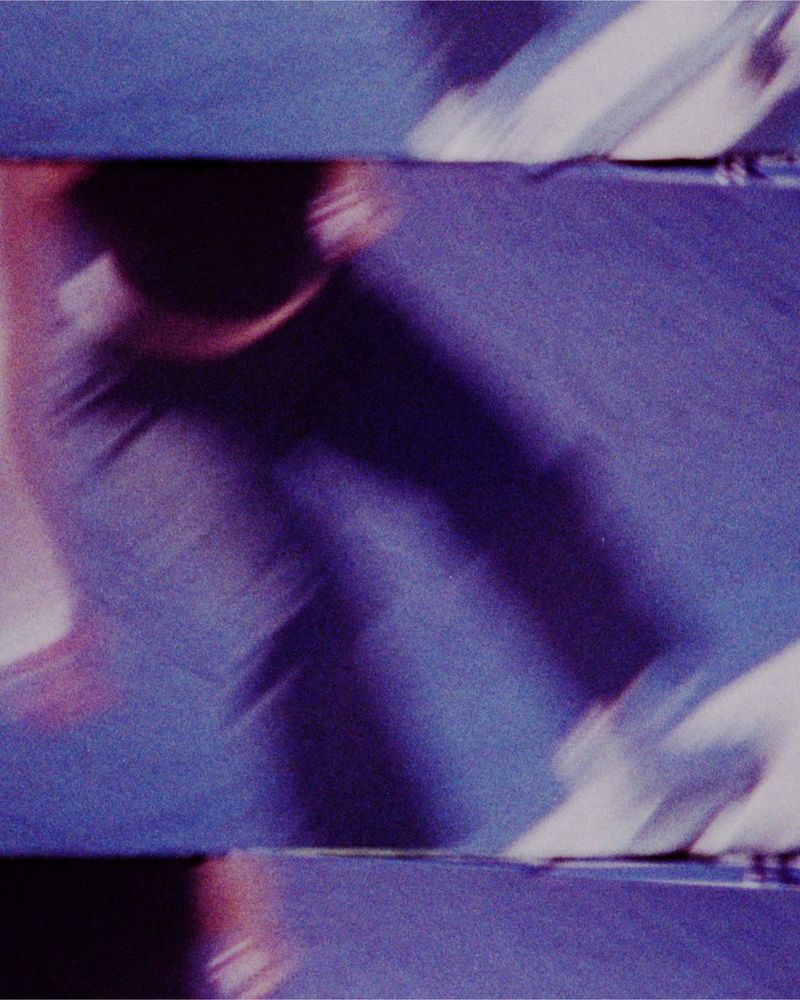 Fine Art Print: Verwischte Skaterin in Violett, Filmkanten