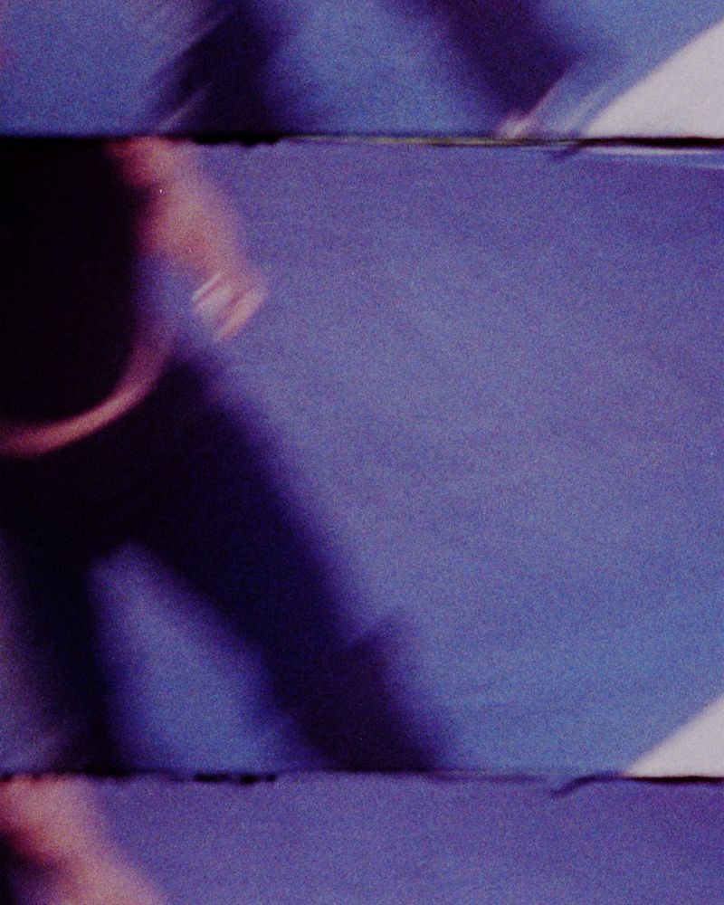 Fine Art Print: Schatten einer Skaterin auf Violett, Filmkanten