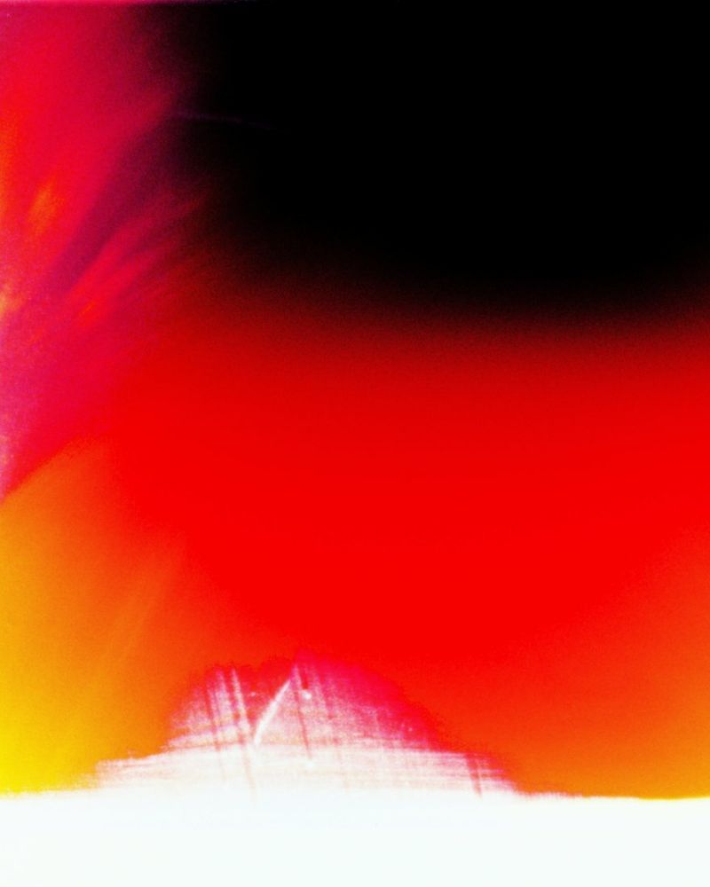 Fine Art Print: Rot und Gelb mit schwarzem Himmel, weisse Spitze unten