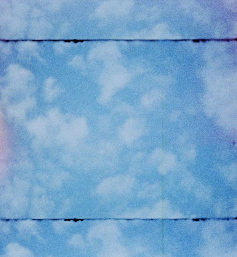 Fine Art Print: Lichtflecken auf Blau zwischen Filmkanten