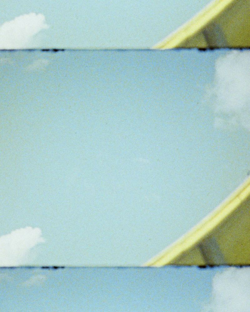 Fine Art Print: Hellblauer Himmel mit Wolke und gelber Rampenkante, Filmkanten