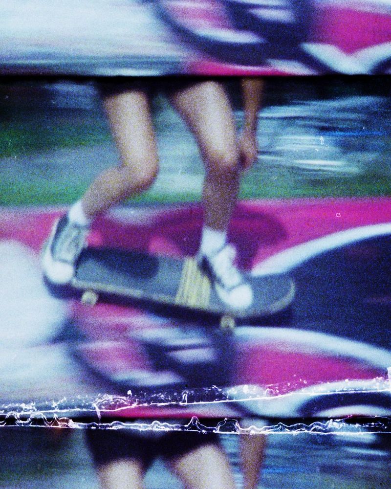 Fine Art Print: Skateboard in Bewegung, Magenta und Blau, Filmkanten