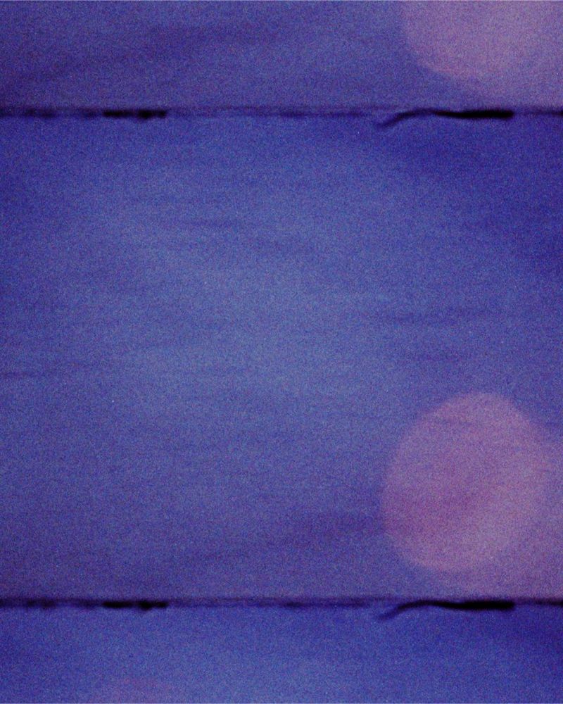 Fine Art Print: Violettblaue Fläche mit rosa Lichtflecken, Filmkanten