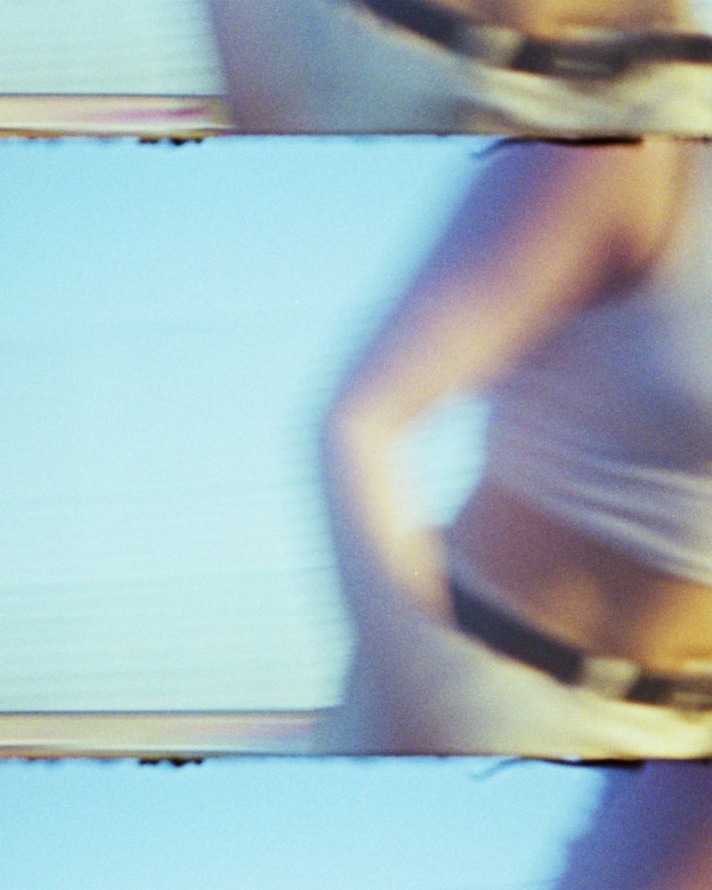 Fine Art Print: Verwischte Figur im Profil vor Hellblau, Filmkanten