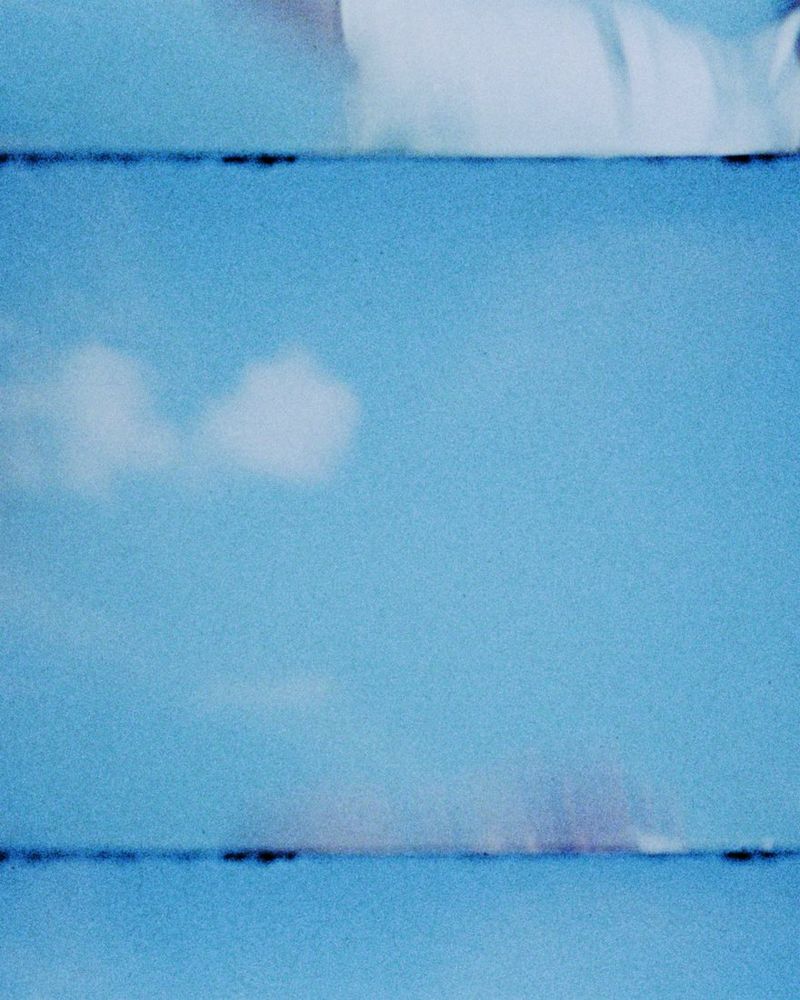 Fine Art Print: Wolken auf hellblauem Grund, Filmkanten