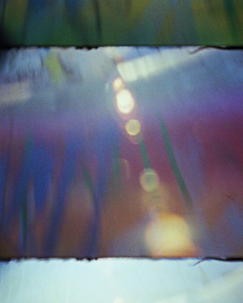 Fine Art Print: Lichtpunkte und violettes Licht zwischen Filmkanten