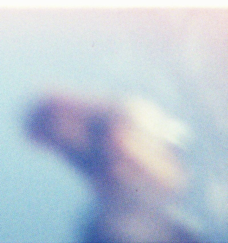 Plexiglas: verschwommene blaue Figur vor hellem Himmel, Rasterpunkte