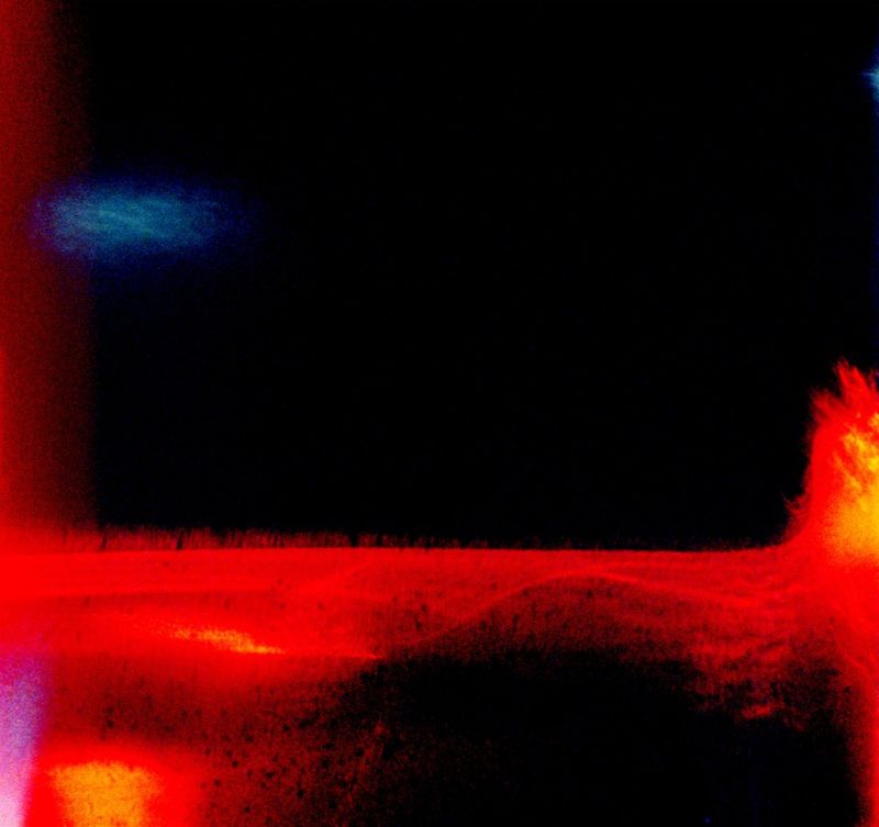 Fine Art Print: Schwarz mit roter Lichtkante unten