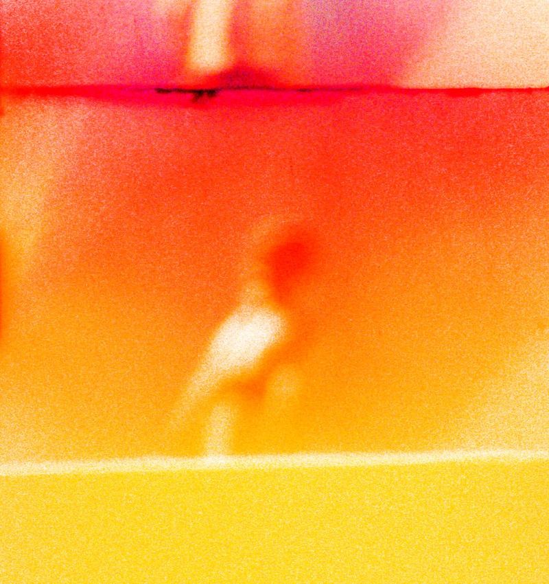 Fine Art Print: Verwischte Figur in Orange und Gelb, Filmkante oben