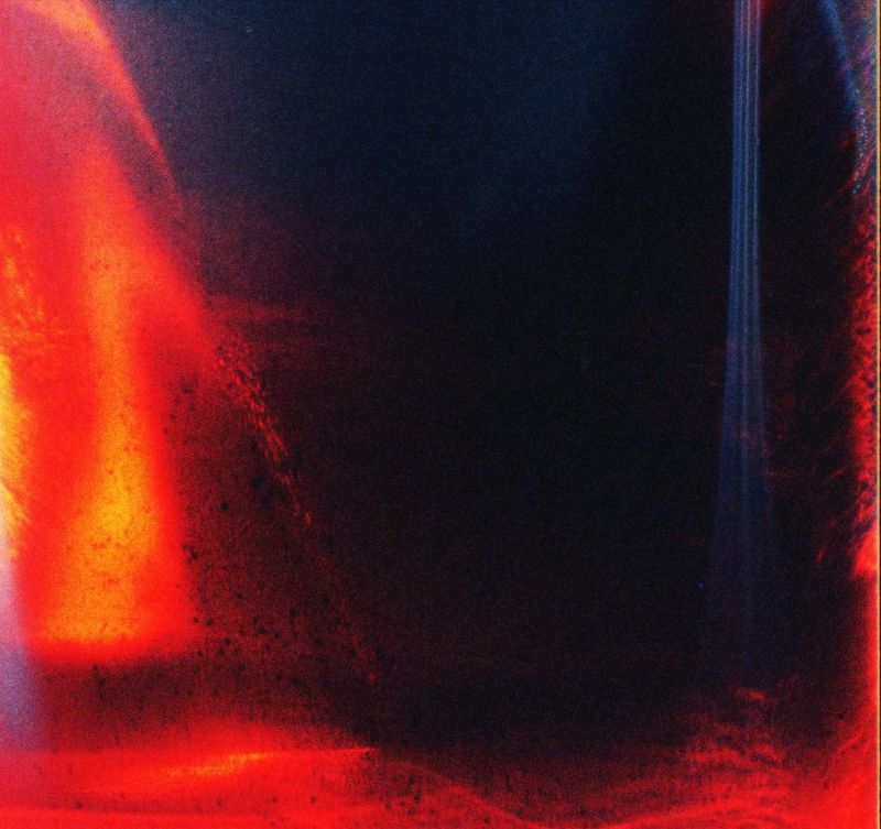 Fine Art Print: Rote Lichtschlieren auf Schwarz