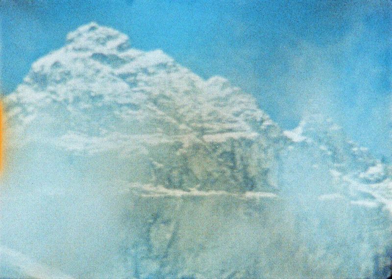 Fine Art Print: verschneiter Berggipfel doppelt belichtet vor hellblauem Himmel