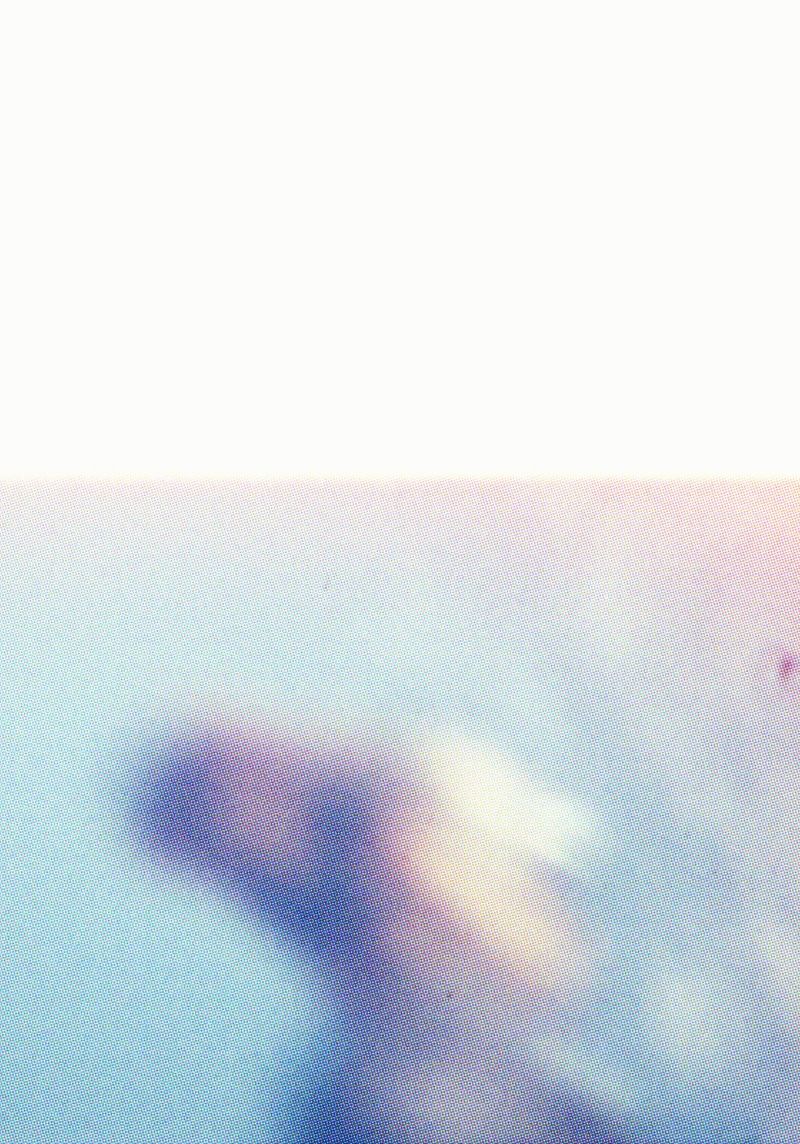 Fine Art Print: oben weisse Fläche, unten verschwommene Figur in Blau, Rasterpunkte