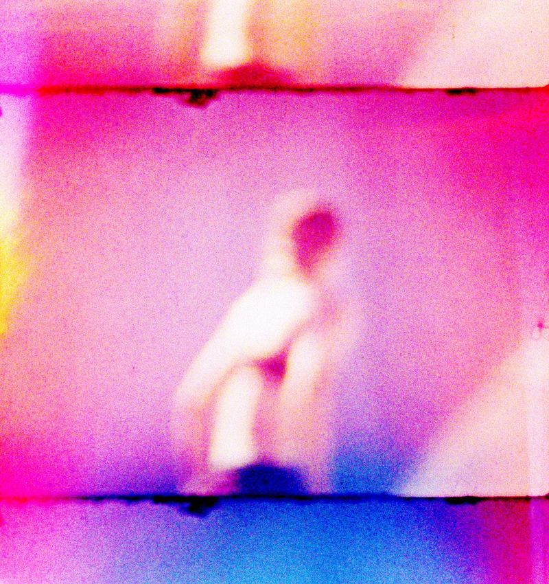 Fine Art Print: Verwischte Skaterin in Pink mit Regenbogenrand, Filmkanten