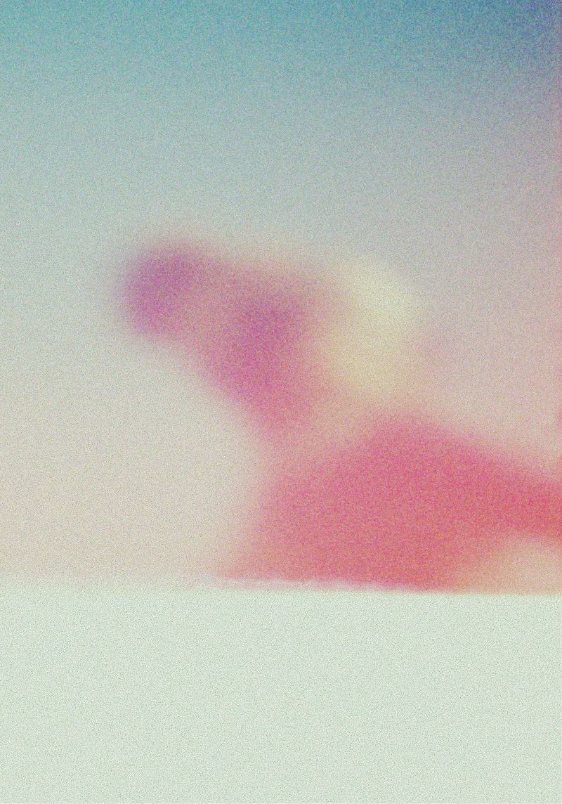 Fine Art Print: verschwommene rosa Figur vor hellblauem Himmel, Rasterpunkte