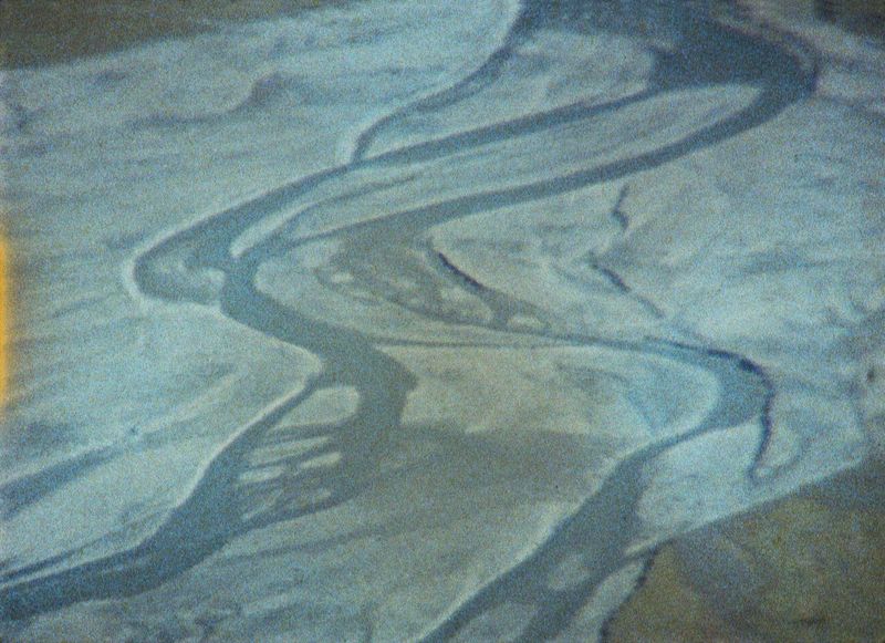 Fine Art Print: Flussarme schlängeln sich durch hellen Sand, Luftaufnahme in Blaugrün