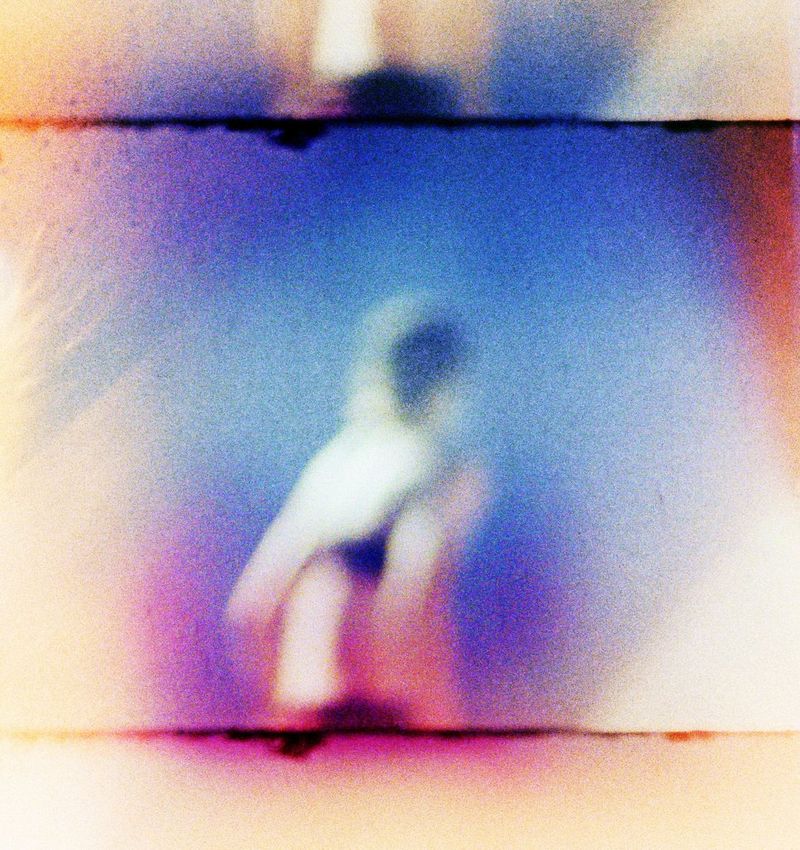 Fine Art Print: Verwischte Skaterin vor Blau und Gelb, weich, Filmkanten